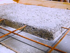 Конопляный бетон получается путем смешивания натуральных конопляных стеблей с вяжущим веществом, таким как гипс, семена марихуаны, известь или портландцемент, а также с водой